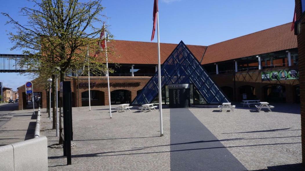 Special Offer,One Of Its Kind, Extremely Central In Herning, Danish Hosts, Extremely Clean, Very Quiet Street But A Stonethrough From Bars & Restaurants Exterior foto